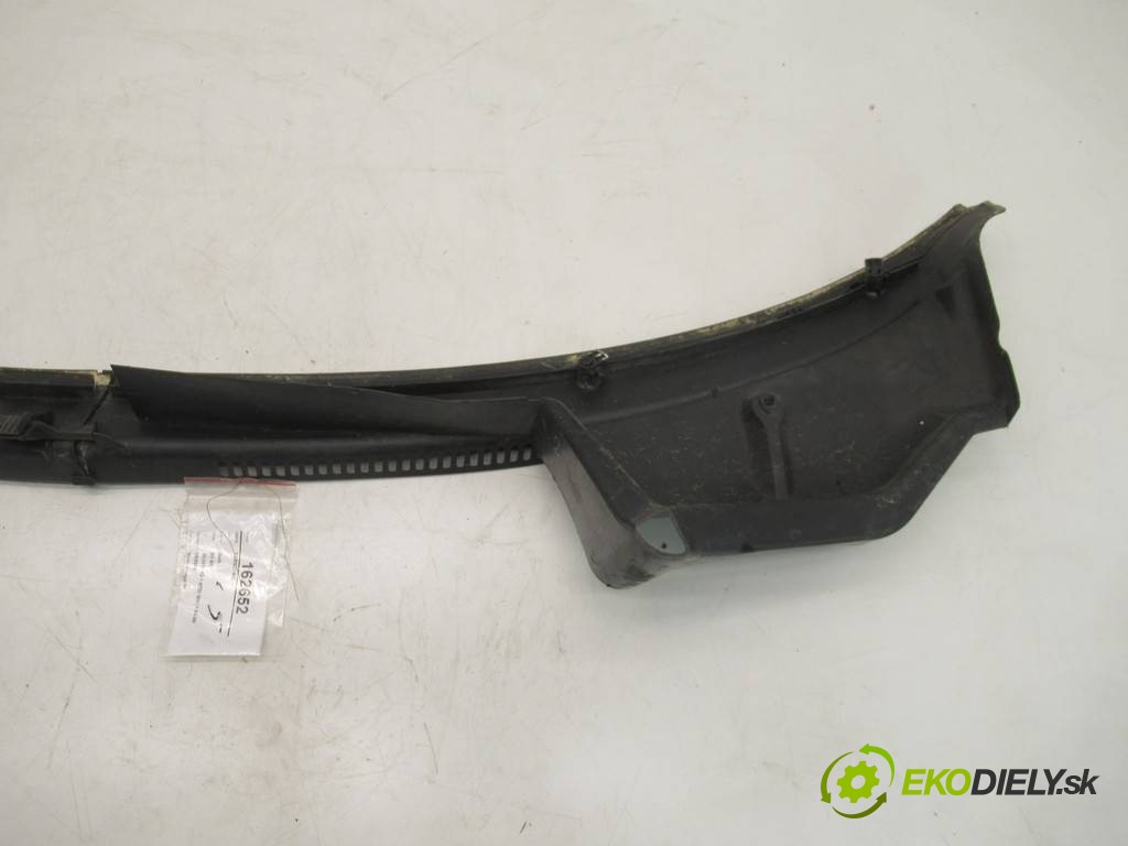 torpédo plast pod čelní okno  Audi A4 B5       0