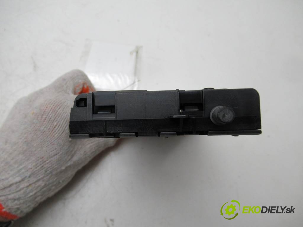 držák na nápoje 7127461 BMW E90       0