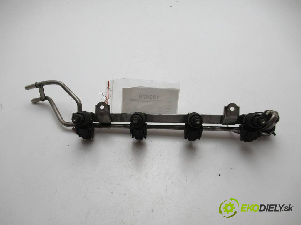 Audi A3 8L       0  lišta vstřikovací vstřikovací ventily 06A133317B
