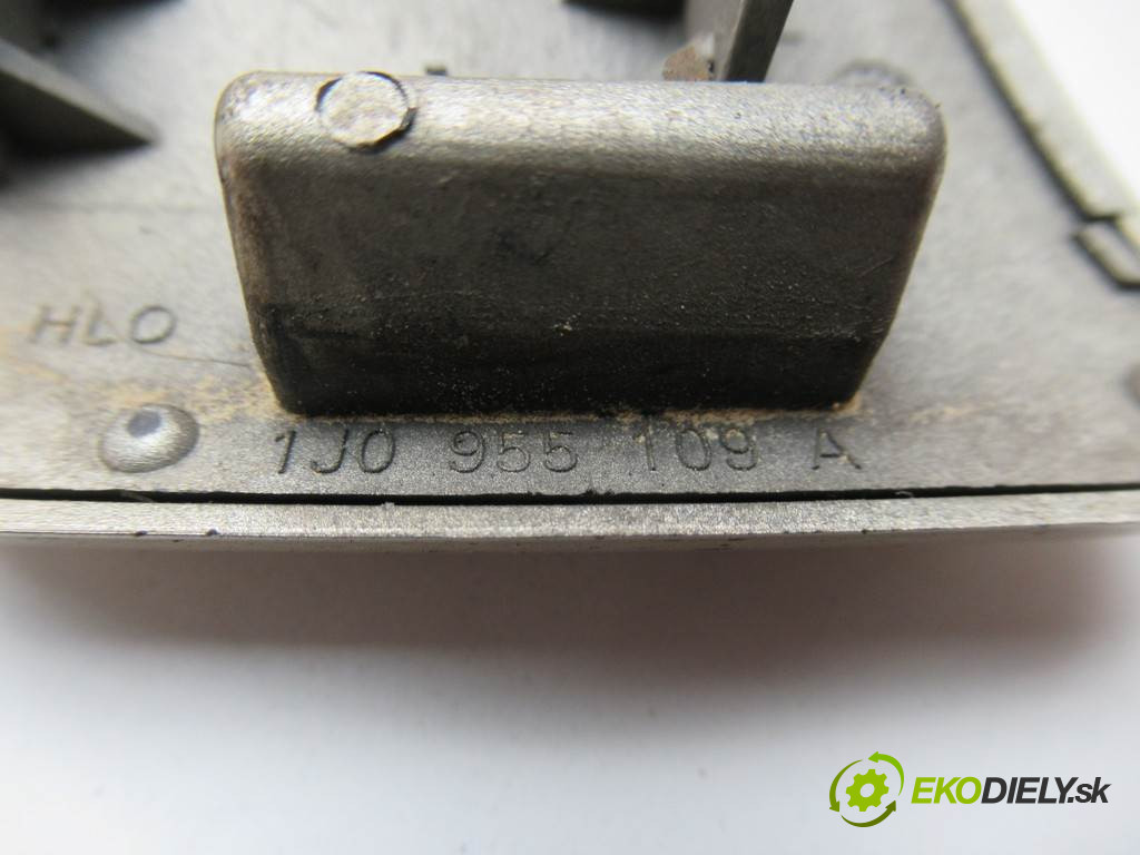 Volkswagen Golf IV       0  kryt ostřikovače 1J0955109A
