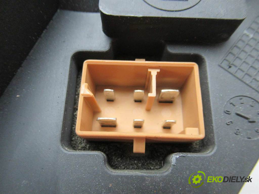 Audi A4 B5       0  ventilátor ventilátor kúrenia 8D1820021