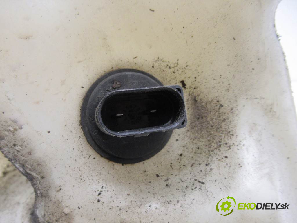 Volkswagen Passat B5 FL       0  nádržka ostřikovačů 3B0955453AF