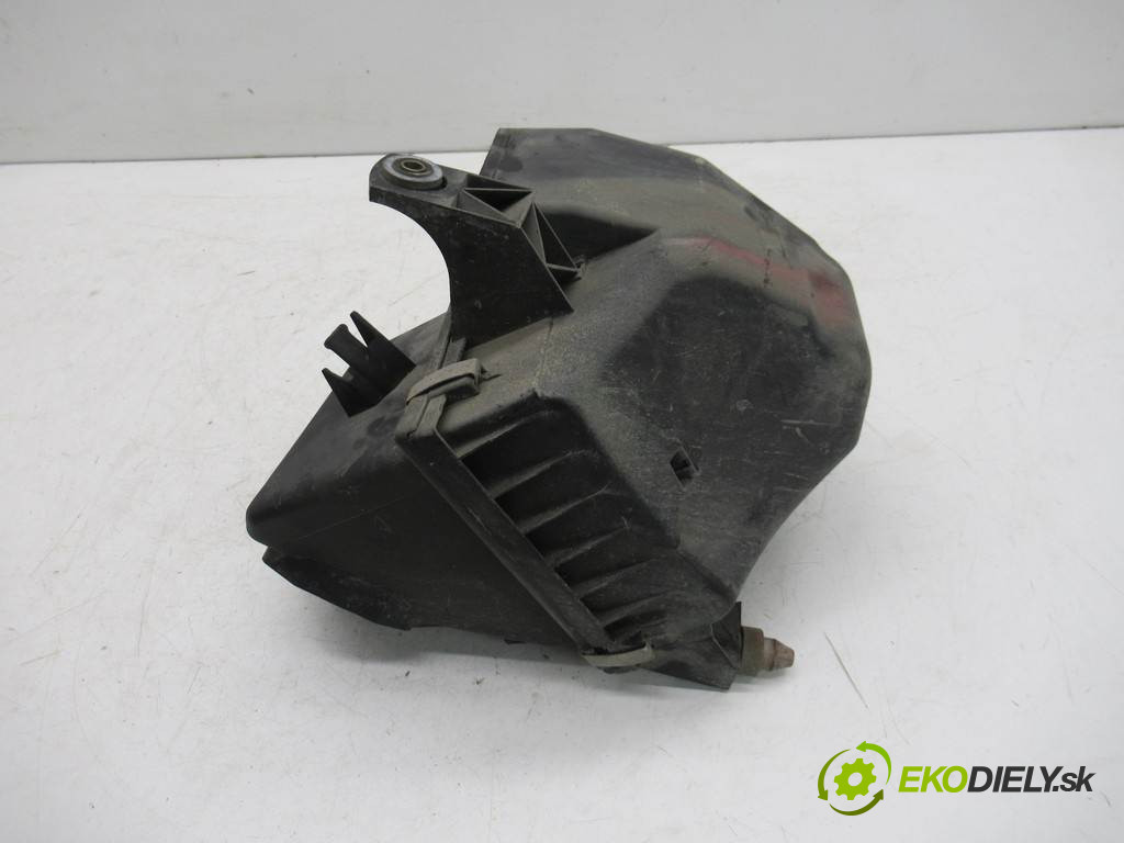 Audi A4 B5       0  obal filtra vzduchu 058133837