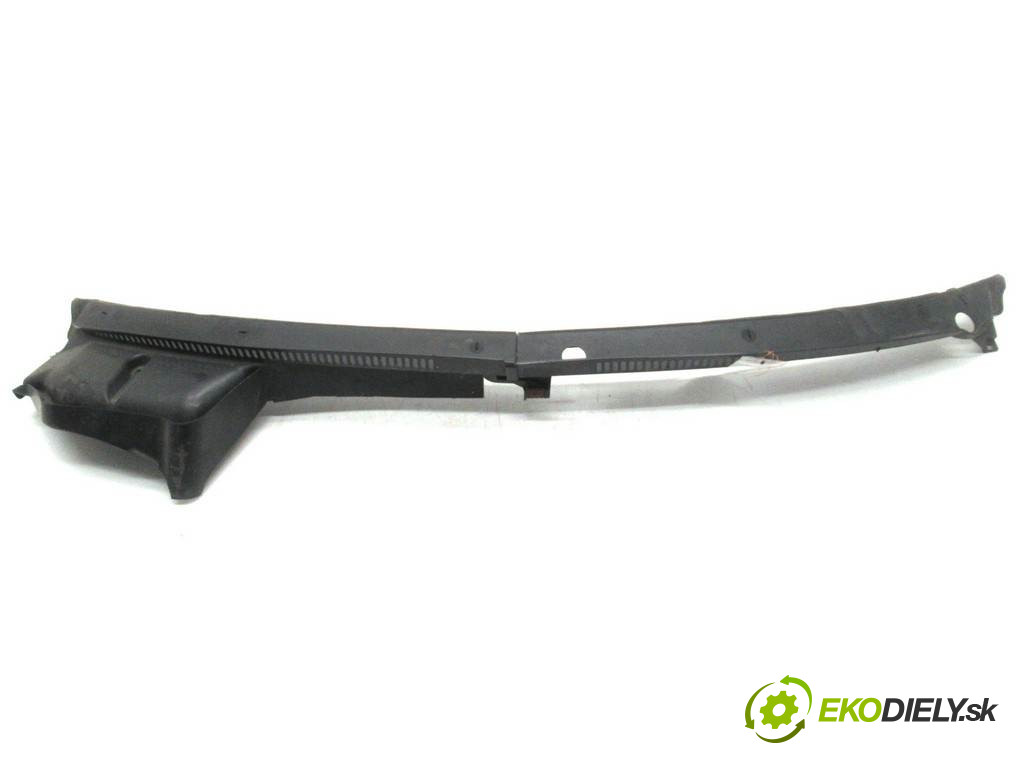Audi A4 B5       0  torpédo plast pod čelní okno 8D1819404A