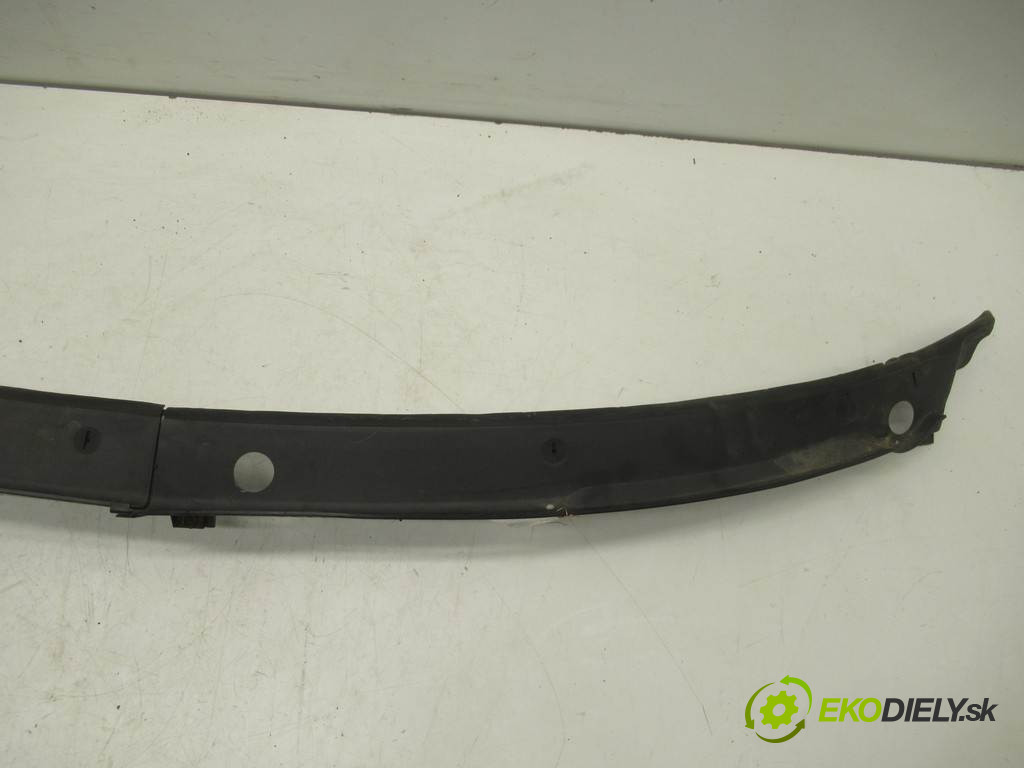 Audi A4 B5       0  torpédo plast pod čelní okno 8D1819404A