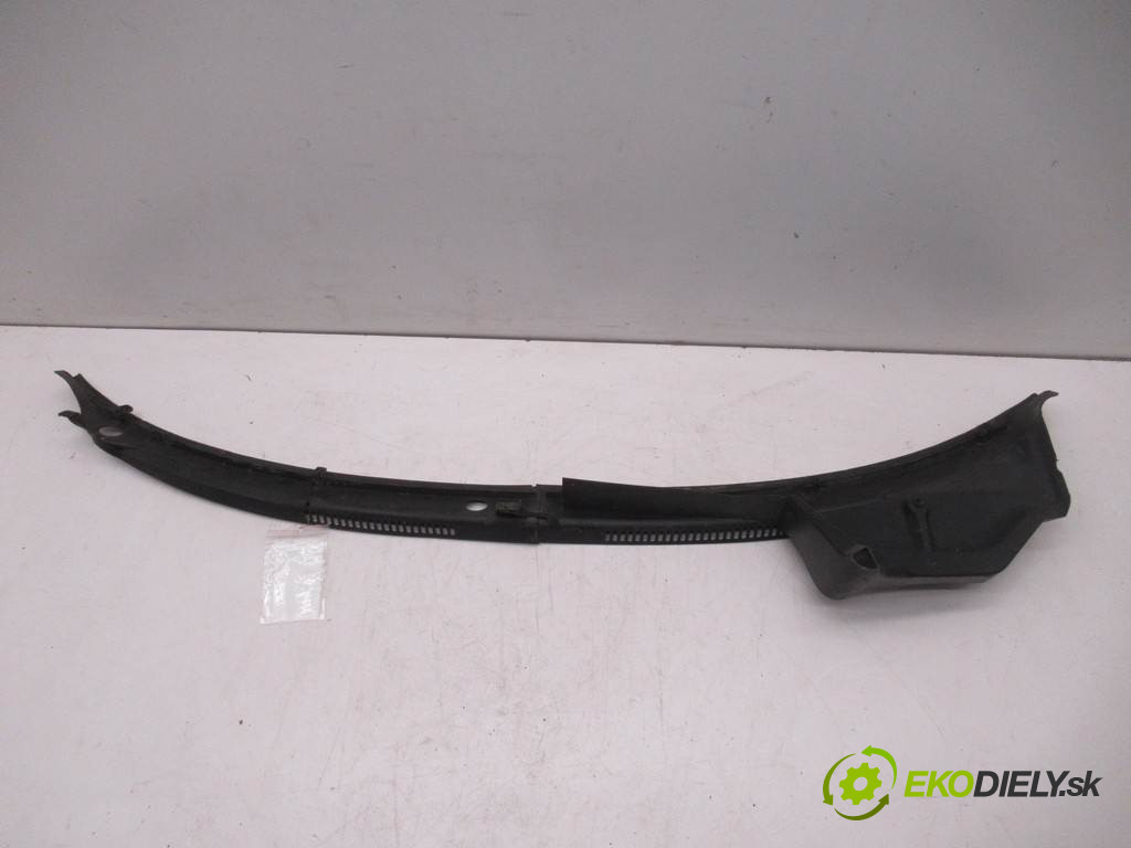 Audi A4 B5       0  torpédo plast pod čelní okno 8D1819404A