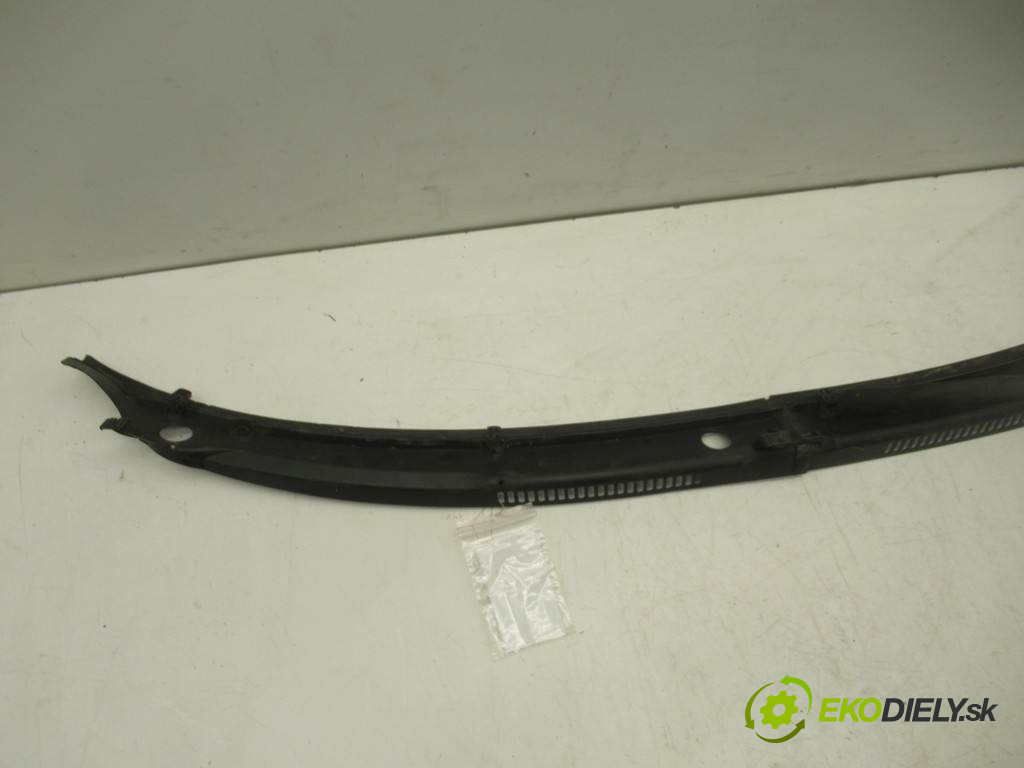 Audi A4 B5       0  torpédo plast pod čelní okno 8D1819404A