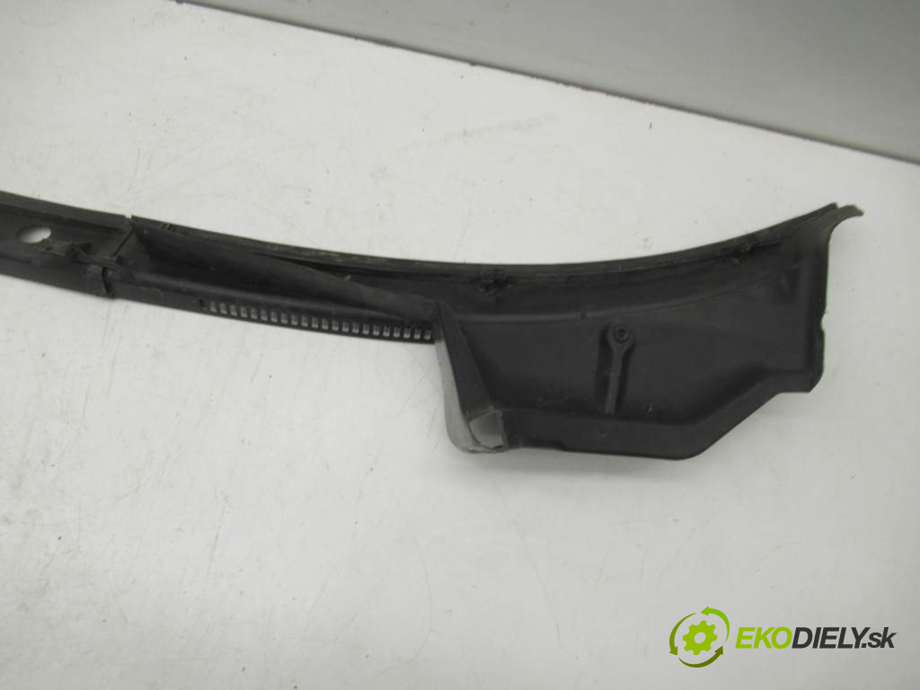Audi A4 B5       0  torpédo plast pod čelní okno 8D1819404A
