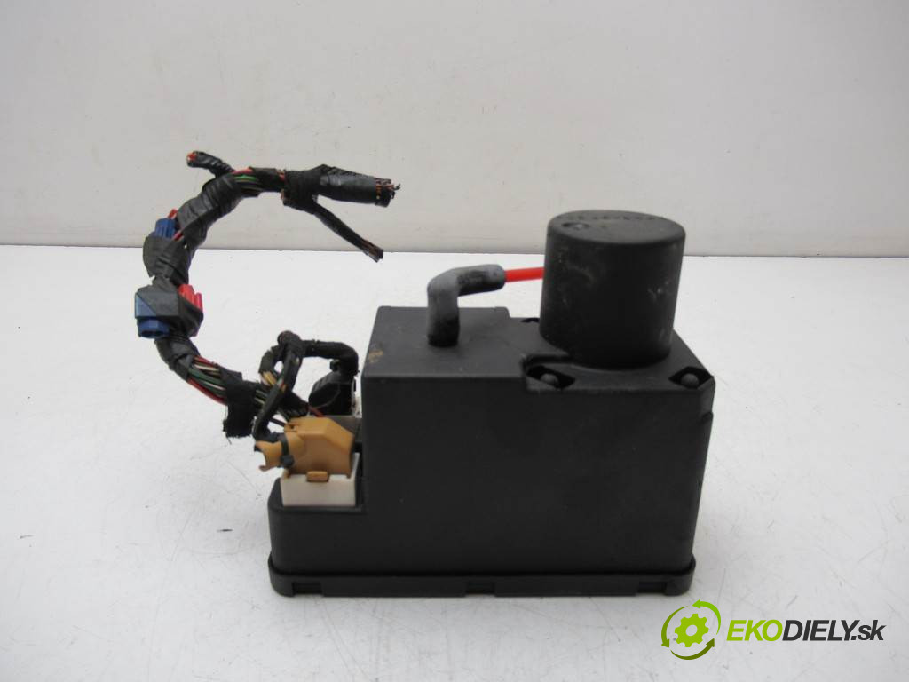 Audi A4 B5       0  motorek centrálního zámku 4A0862257J