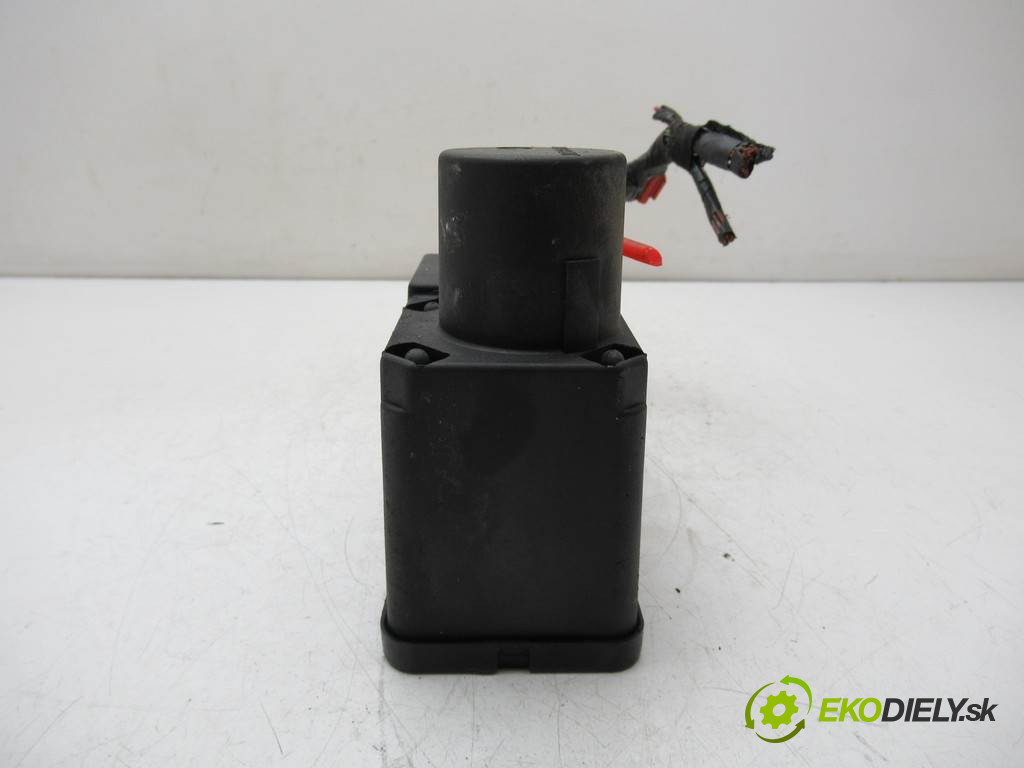 Audi A4 B5       0  motorek centrálního zámku 4A0862257J