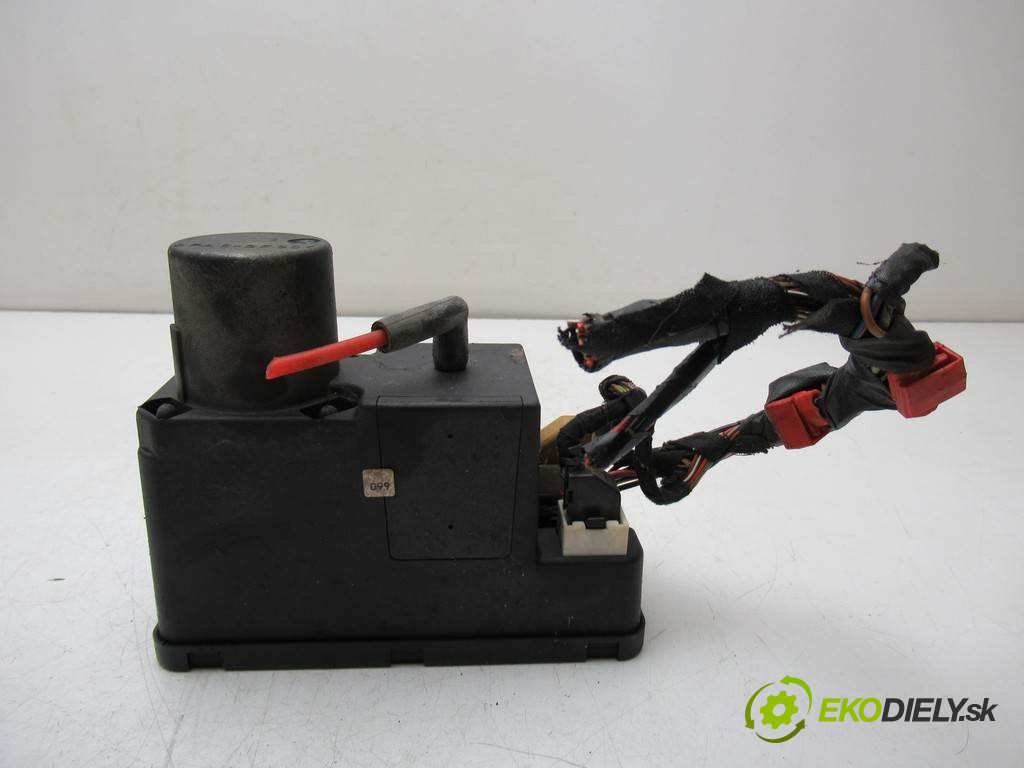 Audi A4 B5       0  motorek centrálního zámku 4A0862257J