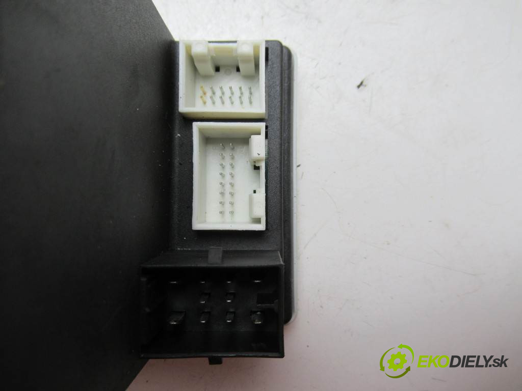 Audi A3 8L FL       0  motorek centrálního zámku 8D0862257C