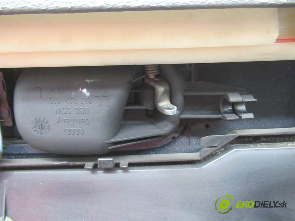 Audi A3 8L FL       0  ča dveře přední část levý tapacír