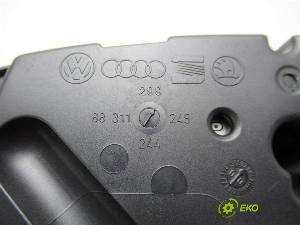 Volkswagen Passat B5       0  prístrojovka 3B0920822A