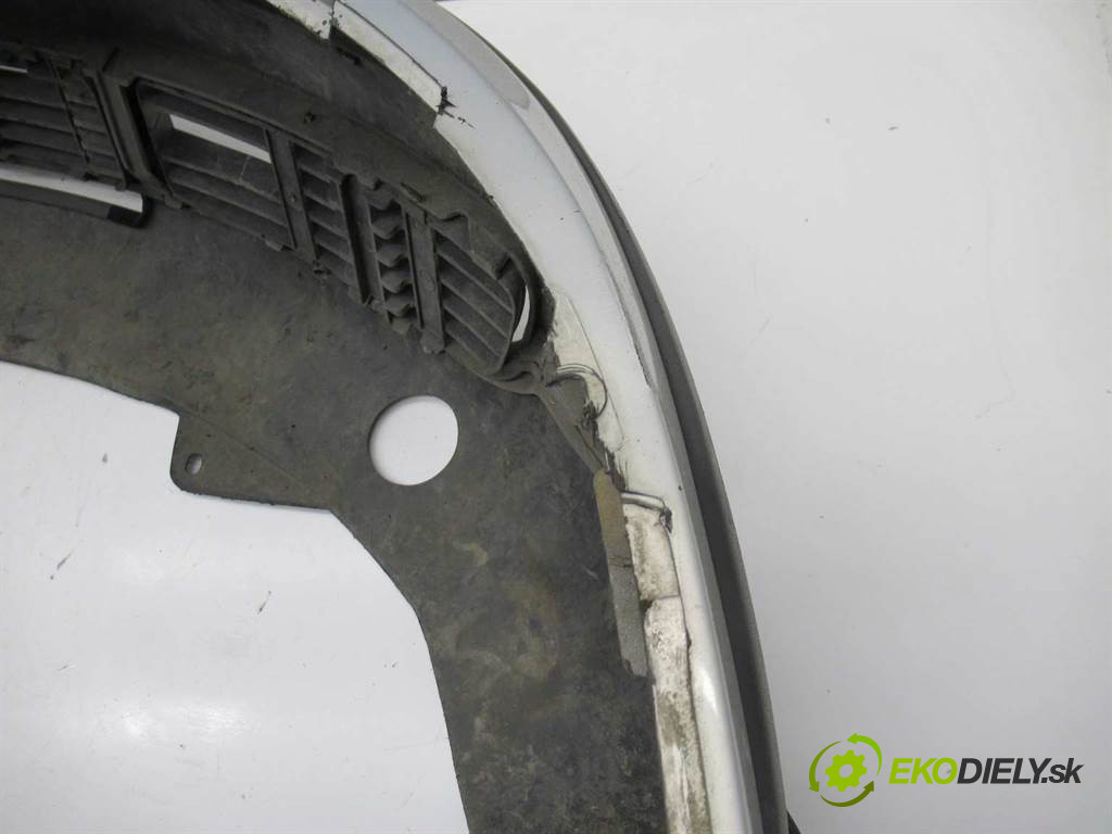 Volkswagen Passat B5       0  nárazník predný
