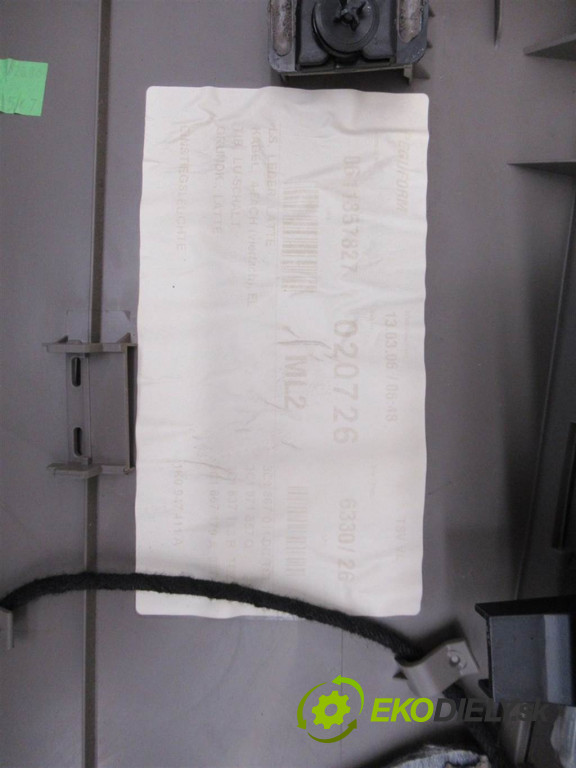 Volkswagen Passat B6       0  ča dveře přední část levý tapacír 3C1867011