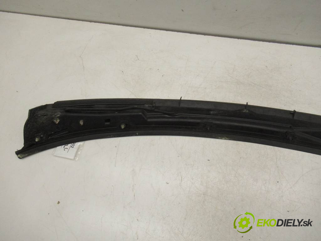 BMW 3 E46 LIFT       0  torpédo, plast pod čelné okno 8208483
