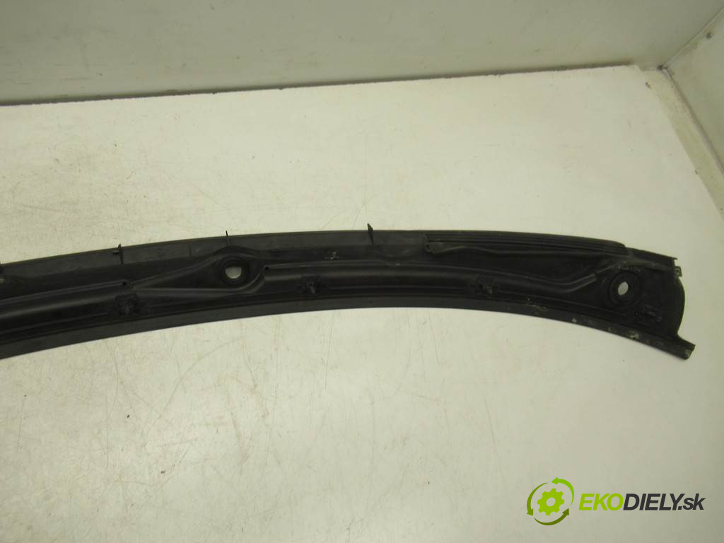 BMW 3 E46 LIFT       0  torpédo, plast pod čelné okno 8208483