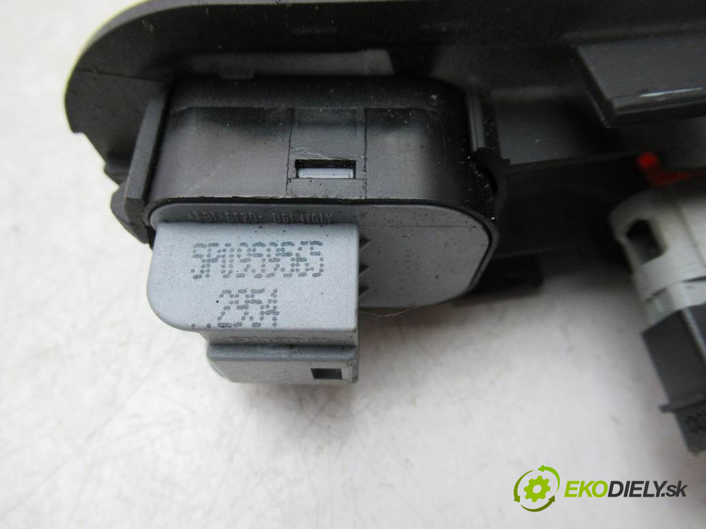 Seat Altea       0  přepínač nastavení zpětných zrcátek 5P0959565