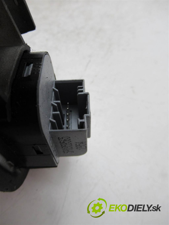 Seat Altea       0  přepínač nastavení zpětných zrcátek 5P0959565