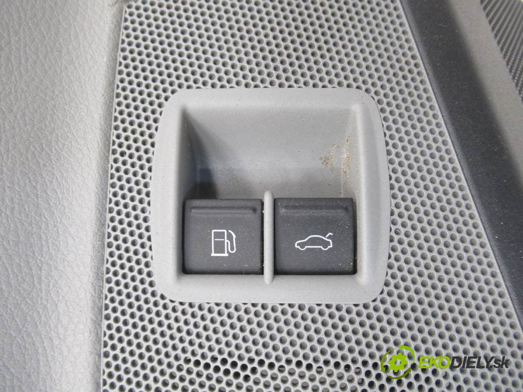 Volkswagen Passat B6       0  ča dveře přední část levý tapacír