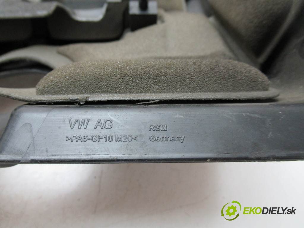 Volkswagen Passat B6       0  kryt motor 03G103967A