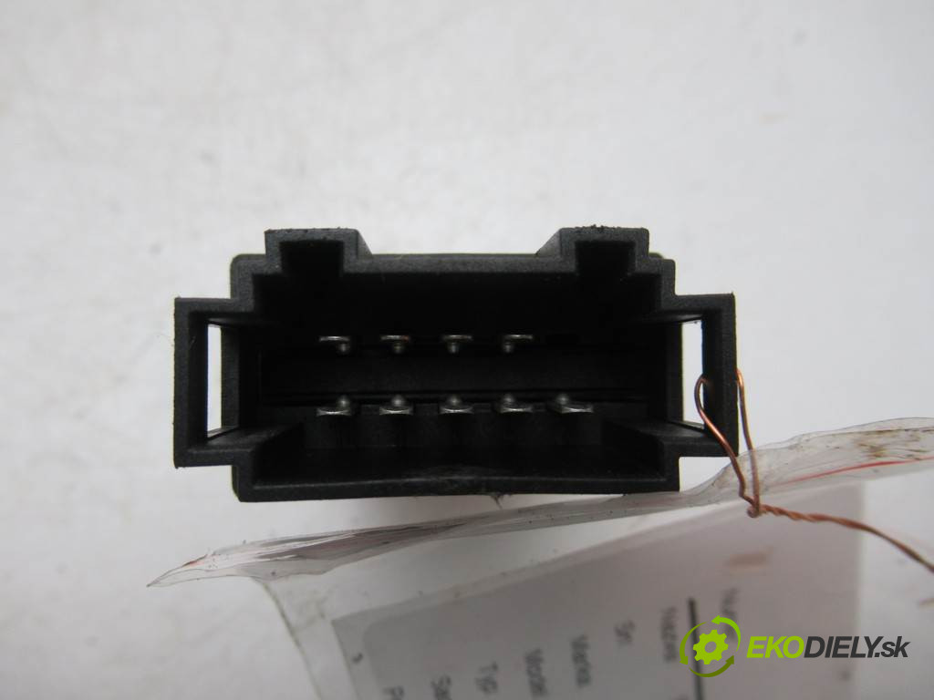Audi A3 8L       0  spínač světel nouzových 8L0941509H