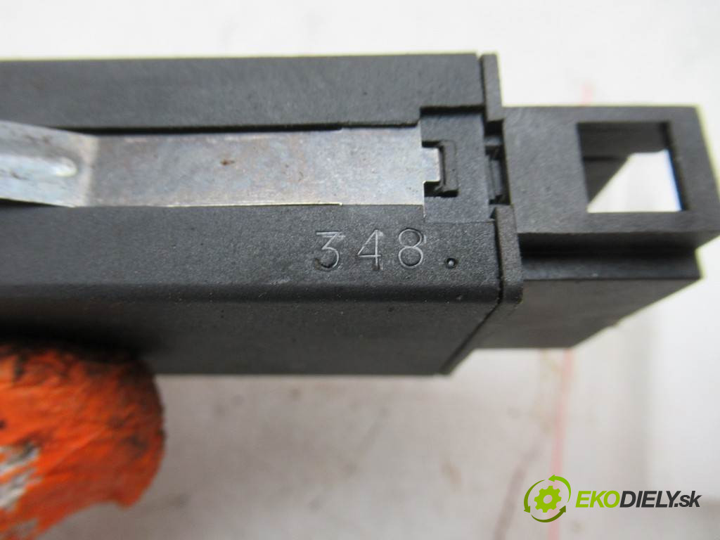 Audi A3 8L       0  spínač světel nouzových 8L0941509H