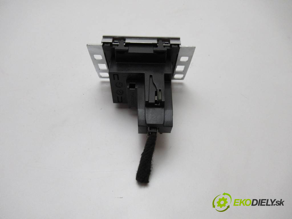 Volkswagen Passat B7       0  displej 3AA919204A