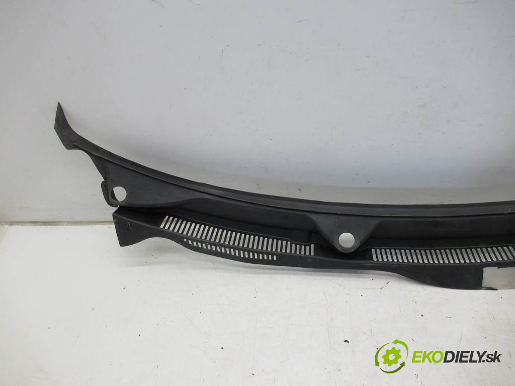 Volkswagen Golf IV       0  torpédo plast pod čelní okno