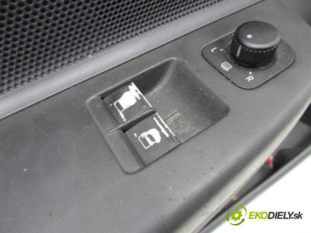 Volkswagen Golf V       0  čalúnenie dvere predný ľavy tapacír