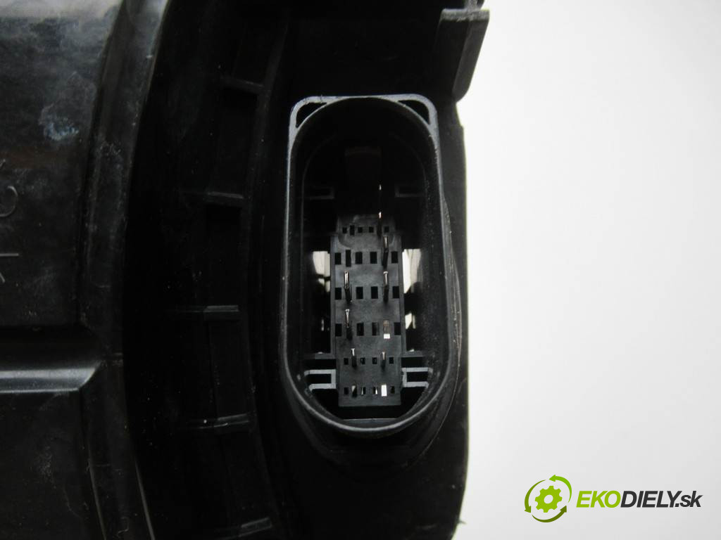 Ford Mondeo Mk4       0  svetlo pravy 7S7113W029AK