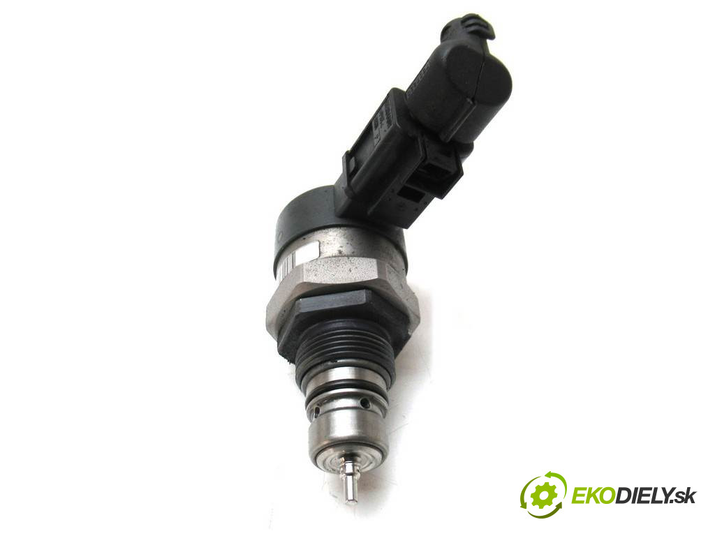 Volkswagen Passat B6       0  snímač tlaku paliva 0281006003  057130764H