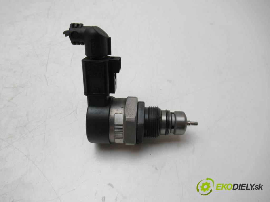 Volkswagen Passat B6       0  snímač tlaku paliva 0281006003  057130764H