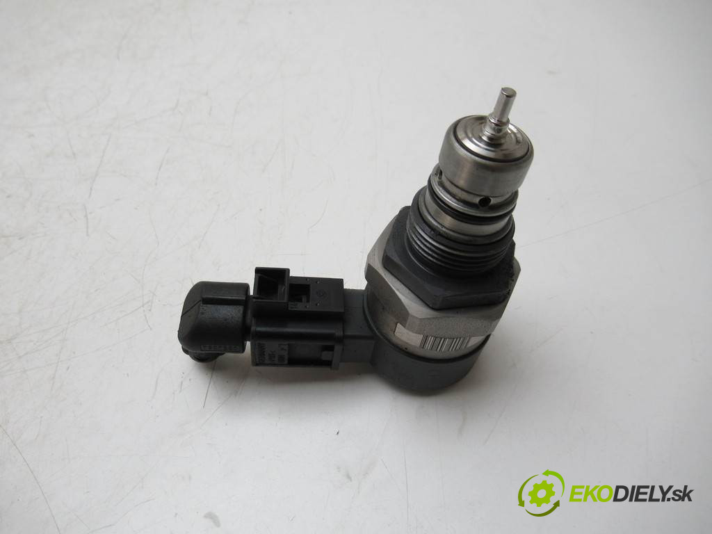 Volkswagen Passat B6       0  snímač tlaku paliva 0281006003  057130764H