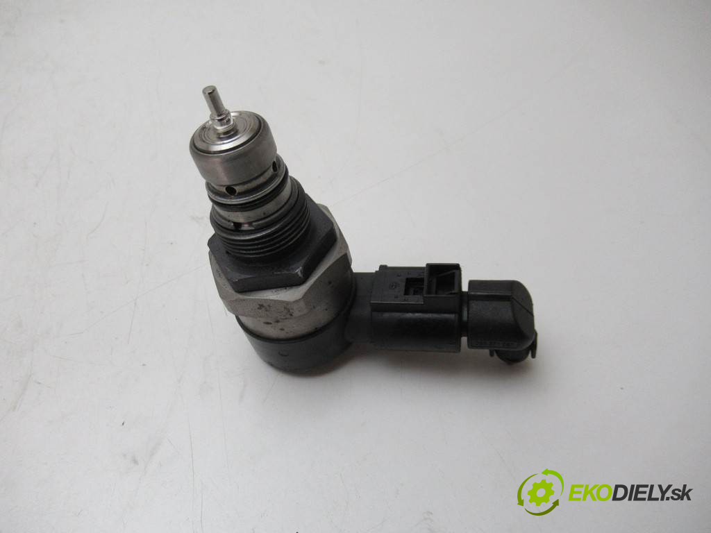 Volkswagen Passat B6       0  snímač tlaku paliva 0281006003  057130764H
