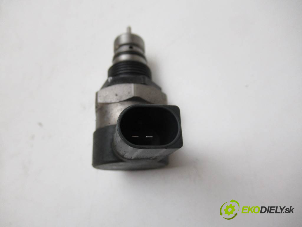Volkswagen Passat B6       0  snímač tlaku paliva 0281006003  057130764H