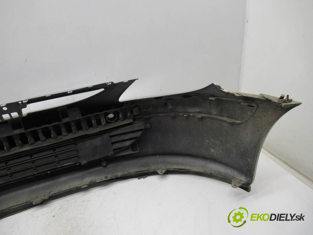 Peugeot 307 SW       0  nárazník predný