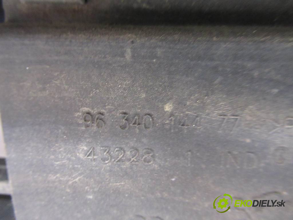 Peugeot 307 SW       0  nárazník predný