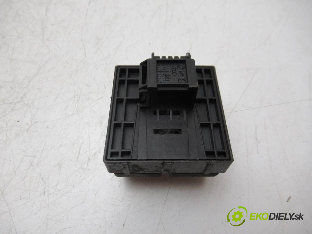 Audi A4 B7       0  prepínač okien 8E0959851A
