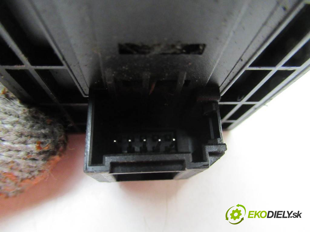 Audi A4 B7       0  prepínač okien 8E0959851A