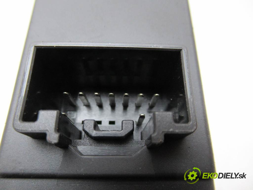 Mazda 2 II       0  prepínač okien DF7166350C  03124290L