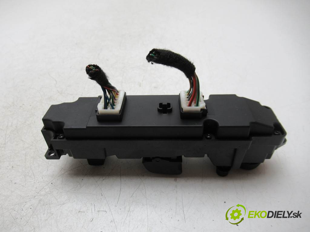 Mazda 2 II       0  prepínač okien DF7166350C  03124290L