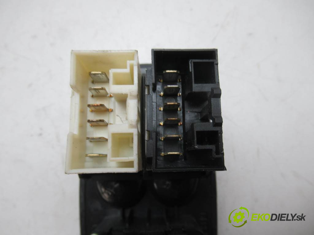 Iveco Stralis       0  prepínač okien 504213849