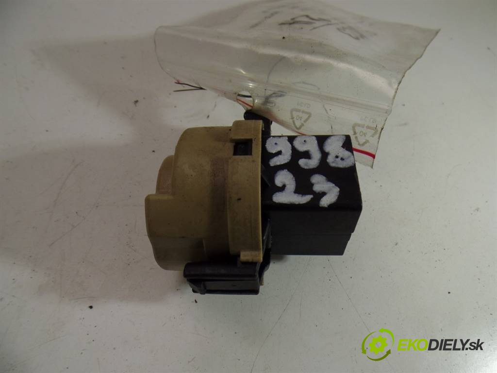 kostka vložka spínací skříňky  Mazda 323F BJ LIFT       0